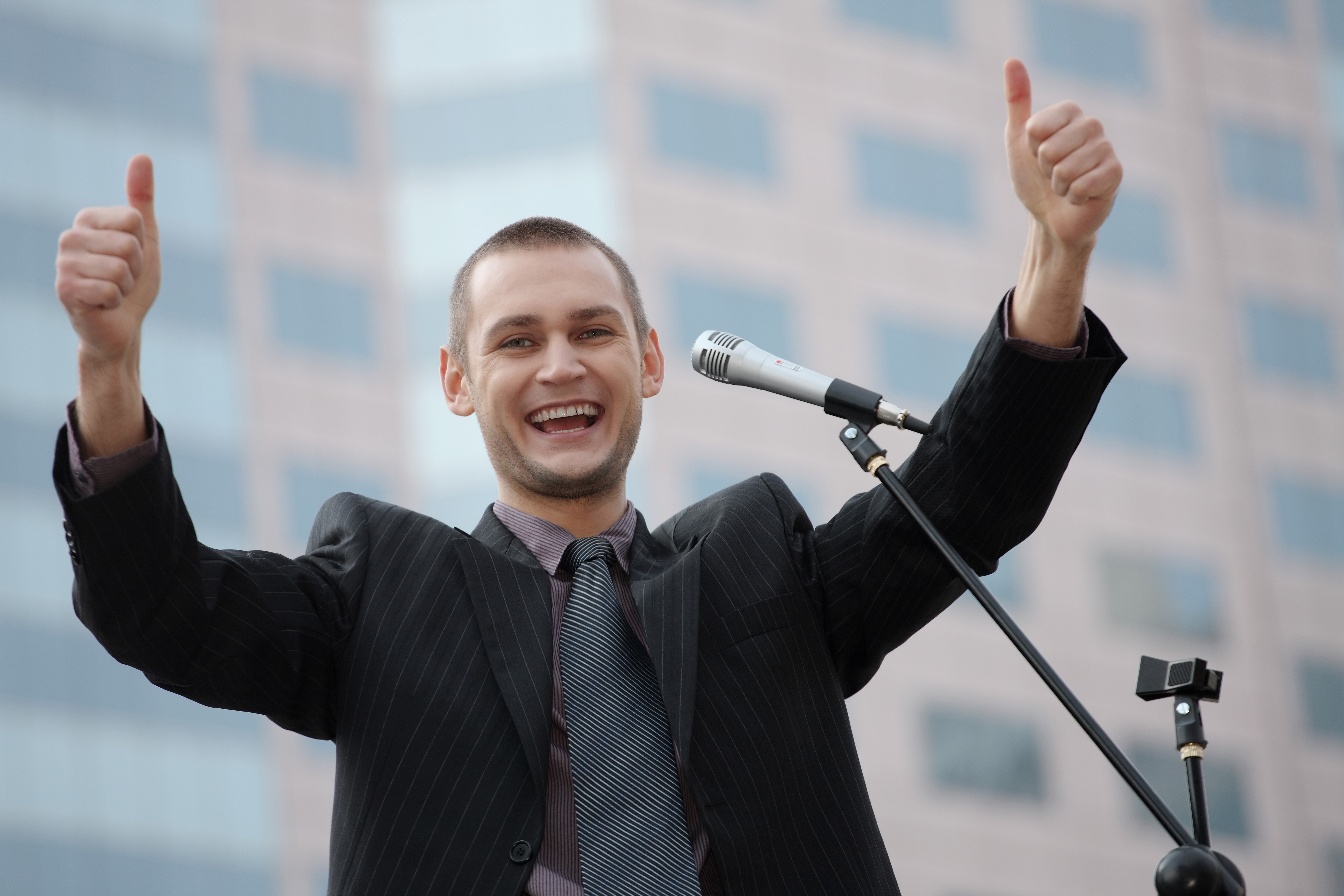 Оратор перед публикой. Человек оратор. Волнение перед аудиторией. Репетиция выступления. Обойтись выступление.